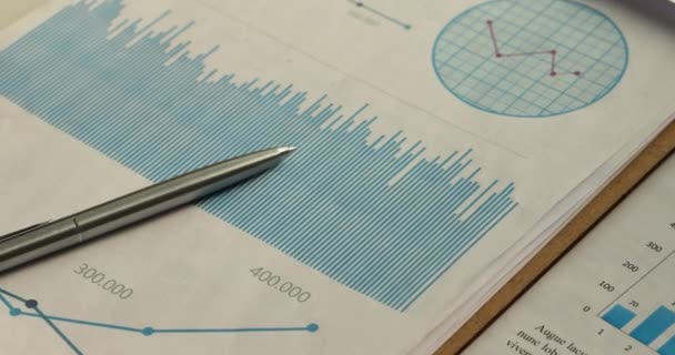 Primer Plano Los Documentos Analíticos Estadísticas Empresariales Informe Financiero Investigación — Vídeo de stock