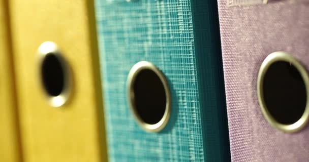 Kolorowe Foldery Biurowe Pierścieniami Półkach Biurze Przechowywanie Dokumentów Handlowych Dokumentacji — Wideo stockowe