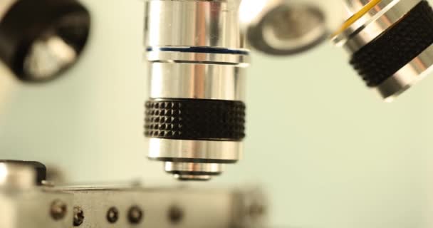 Μικροσκόπιο Επαγγελματικού Επιστημονικού Εξοπλισμού Για Ιατρικούς Επιστήμονες Έρευνα Στη Βιολογία — Αρχείο Βίντεο