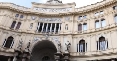 Galleria Umberto I 'in Avrupa tarzı mimarisi. Güzel sütunları ve balkonları var. Napoli 'de umumi alışveriş merkezi