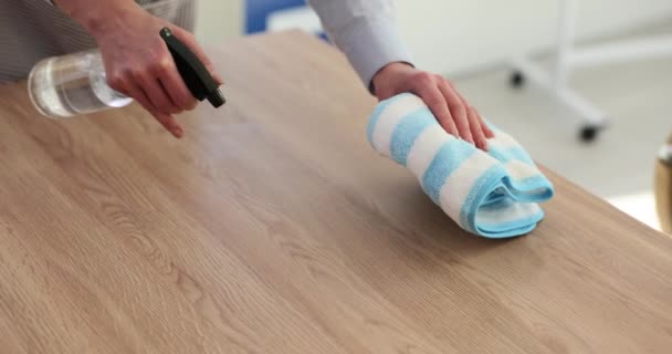 有效的清洁家庭的方法 家庭主妇用抹布擦桌子 — 图库视频影像