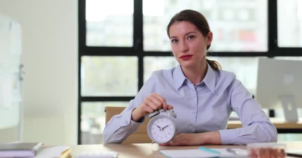 Женщина Босс Менеджер Указывает Будильник Рабочем Месте Управление Временем Помощью — стоковое видео