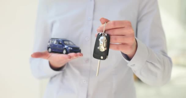Υπάλληλος Αντιπροσωπείας Αυτοκινήτων Προσφέρει Κλειδιά Και Μοντέλο Του Νέου Αυτοκινήτου — Αρχείο Βίντεο