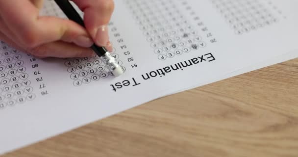 Closeup Resposta Mão Apagando Formulário Teste Com Lápis Teste Exame — Vídeo de Stock