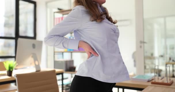 Mujer Negocios Experimenta Dolor Espalda Mientras Está Pie Cargo Espalda — Vídeo de stock