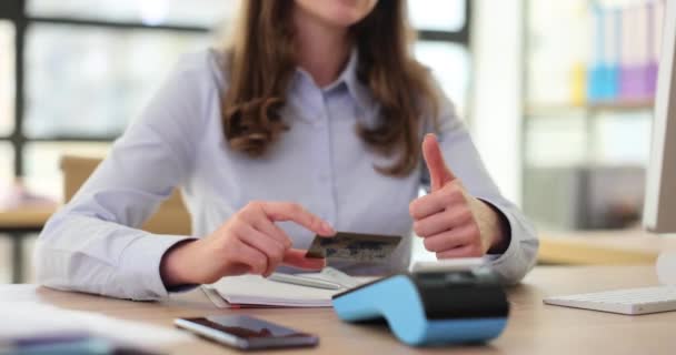 Empresária Confiante Mostrando Cartão Crédito Aprovando Com Polegares Para Cima — Vídeo de Stock
