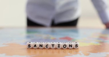 Rusya 'ya karşı ekonomik yaptırımlar ve dünya ticaret ve siyaseti üzerindeki etkisi. Yaptırımlar yasallık ve uluslararası hukuk ve Ukrayna 'da savaş