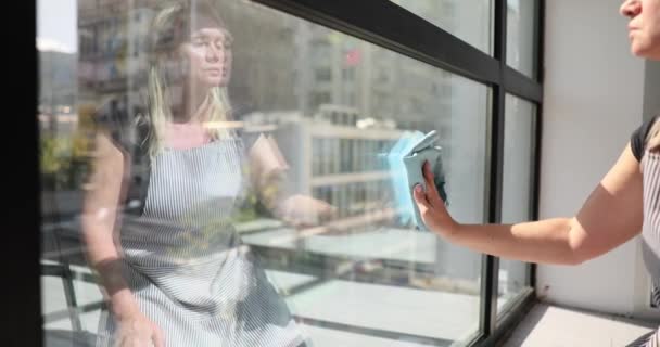 Lady Nettoie Fenêtre Avec Chiffon Microfibre Bleue Employé Entreprise Nettoyage — Video