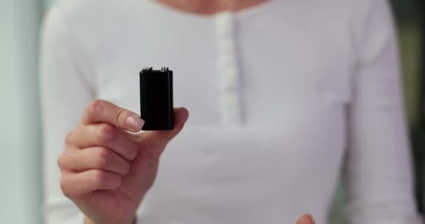 握有黑色电池并竖起大拇指的手的闭合 优质电池Krona — 图库视频影像