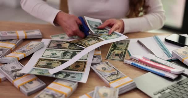 Γυναίκα Κόβει Λεφτά Ψαλίδι Έννοια Τυπωμένα Τραπεζογραμμάτια — Αρχείο Βίντεο