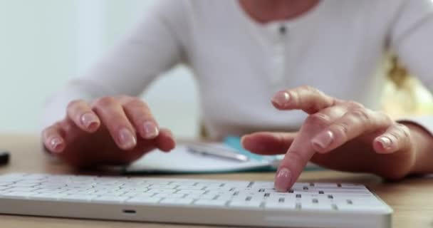 沮丧的经理生气地在键盘上打字 女人坐在桌旁 疯狂地在键盘上打字 — 图库视频影像