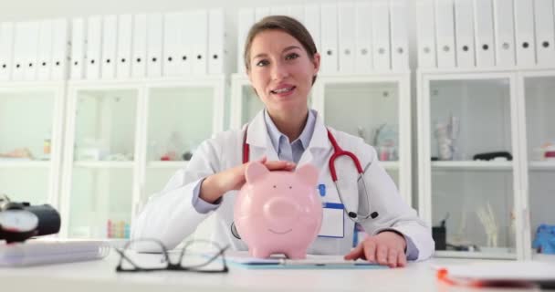Šetřit Peníze Náklady Zdravotní Péči Doktor Prasaty Banky Medicína Plán — Stock video