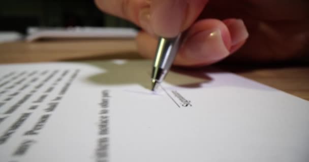 Επιχειρηματίας Χέρια Υπογραφή Μιας Επιχειρηματικής Συμφωνίας Έγκριση Επαγγελματικής Σύμβασης — Αρχείο Βίντεο