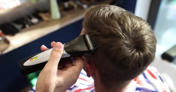 미용사는 클리퍼로 남자의 머리를 자릅니다 남자를위한 세련된 세련된 스타일 — 비디오