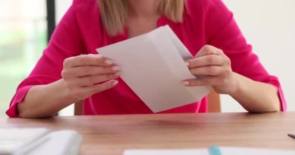 女人持有信件或信件 打开并阅读 接收商务信函 — 图库视频影像