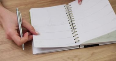 Yıl için etkinlik planlama takvimi, etkinlik planlama gündemi programa göre ve kadın yöneticiye göre. Boş sayfaları olan olay planlayıcısı gündemi