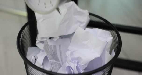 Czas Pracownik Odrzuca Nowe Pomysły Dużą Ilością Papierkowej Roboty Budzik — Wideo stockowe