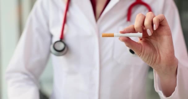 医生摆出停止的姿势 举着香烟 戒烟和健康概念 — 图库视频影像