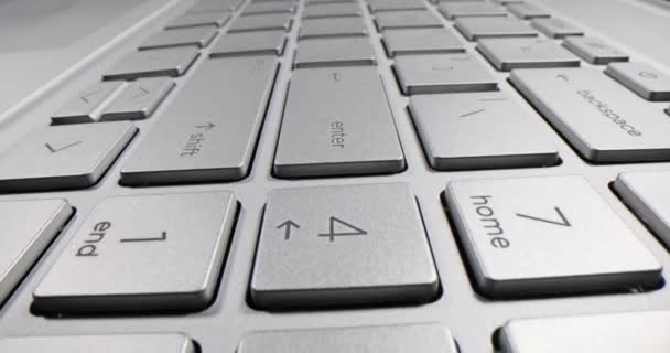 灰色铝制电脑键盘特写 现代信息技术的程序员 — 图库视频影像