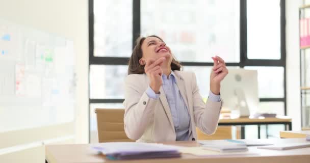 テーブルに座り オフィスでユーフォリアを体験するエキサイティングなビジネスマン 驚きのマネージャー女性は コンピュータで良いニュースを読み 笑います — ストック動画