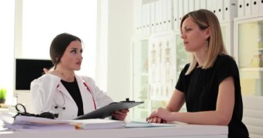 Göğüs kanseri farkındalığı, korunma ve terapist kızlara kötü haberler veriyor. Karmaşık hastalıkları olan hastaların tedavisi