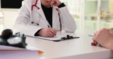 Kadın doktor ve hasta yazma ve teşhisi tartışma. Tıbbi yardım ve hizmetler