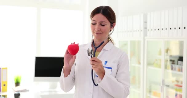 Kardiologe Verwendet Stethoskop Herzschlaggeräusche Des Anatomischen Modells Hören Konzept Von — Stockvideo