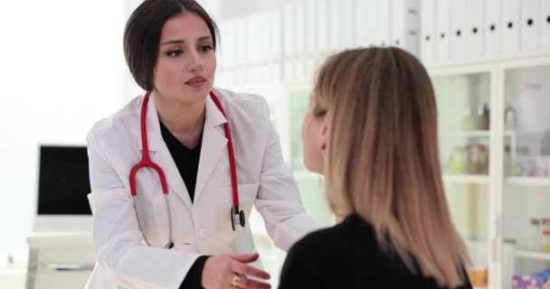 Kvinnan Genomgår Ansiktsundersökning Kosmetologiska Kliniken Metoder För Att Diagnostisera Ansiktshud — Stockvideo