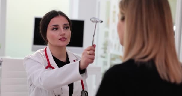 Neurologue Vérifie Les Réflexes Avec Marteau Spécial Examine Jeune Patiente — Video