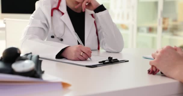 Doctora Paciente Escribiendo Discutiendo Diagnóstico Asistencia Servicios Médicos — Vídeos de Stock