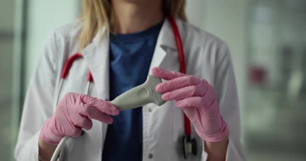 Doktor Ultrason Ultrason Cihazını Elinde Tutuyor Hasta Teşhis Konseptine Hazır — Stok video