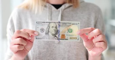 Dolarları tutan kadın eli. 100 banknot. Yakın plan. Ekonomik kriz ya da ilk gelir