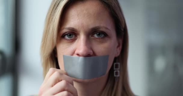 Vrouw Verwijdert Plakband Uit Mond Praten Huiselijk Geweld — Stockvideo