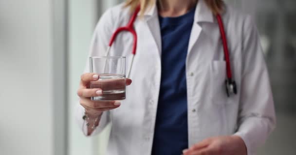 Doktor Trzyma Szklankę Wody Klinice Lekarz Zaleca Picie Czystej Wody — Wideo stockowe
