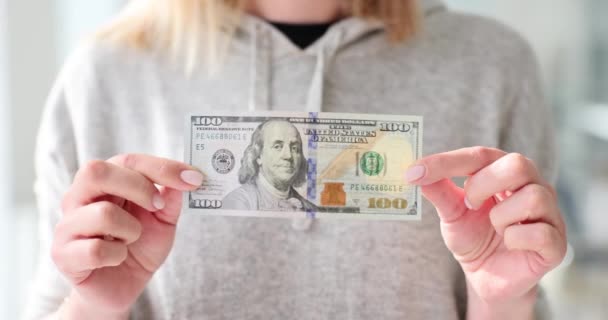 Dolarları Tutan Kadın Eli 100 Banknot Yakın Plan Ekonomik Kriz — Stok video
