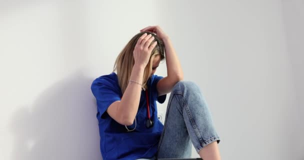 Traurige Oder Weinende Krankenschwester Auf Dem Krankenhausflur Tod Von Patient — Stockvideo