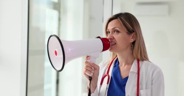 Γυναικείο Μικρόφωνο Γιατρού Και Ιατρική Διαφημιστική Καμπάνια Διαφήμιση Φαρμάκων Ιατρικών — Αρχείο Βίντεο
