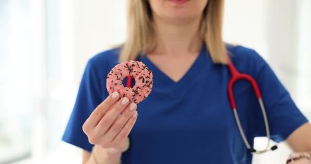 Ärztin Mit Süßem Donut Und Negativem Zeichen Aufhören Mit Süßigkeiten — Stockvideo