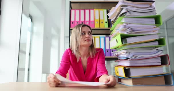 可悲的女性办公室经理 承担着税务负担和书面文件 要求帮助 会计实习生的疲劳 过度工作和问题 — 图库视频影像