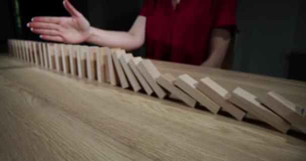 Hand Kommer Att Sluta Falla Trä Dominoblock Bordet Krisföretagens Tillbakagång — Stockvideo