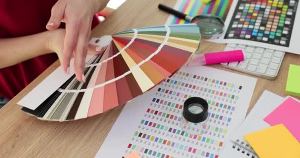 设计师手中的彩色调色板指南的闭合 设计颜色的划分 — 图库视频影像