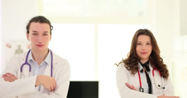 Deux Médecins Confiants Sont Dans Concept Clinique Croissance Professionnelle Carrière — Video