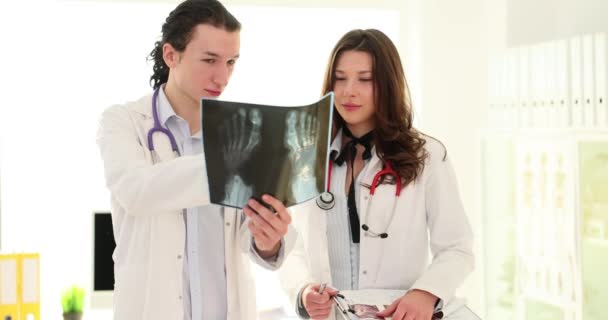 Два Лікарі Проводять Медичне Рентгенівське Сканування Ніг Пальців Деформацією Халлукс — стокове відео