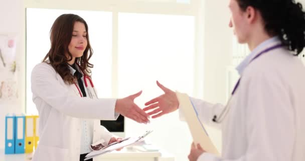 Närbild Två Läkare Skakar Hand Kliniken Medicinskt Samarbete Och Arbete — Stockvideo