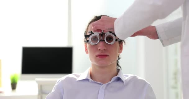 Парень Очках Проверяет Зрение Офтальмолога Пациент Проходящий Коррекцию Зрения Выбирающий — стоковое видео