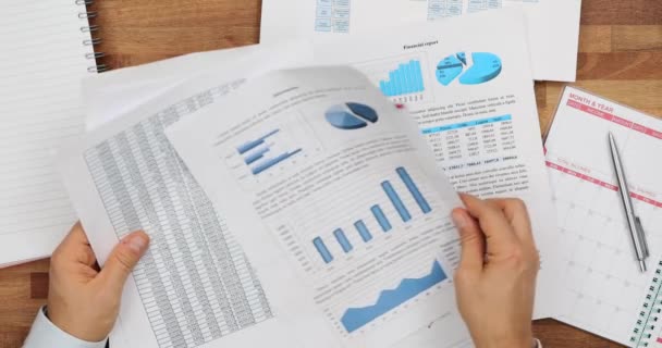 ビジネスマンは オフィスでの資金調達のための文書のグラフと図でレポートを準備します 事業年度報告書 — ストック動画