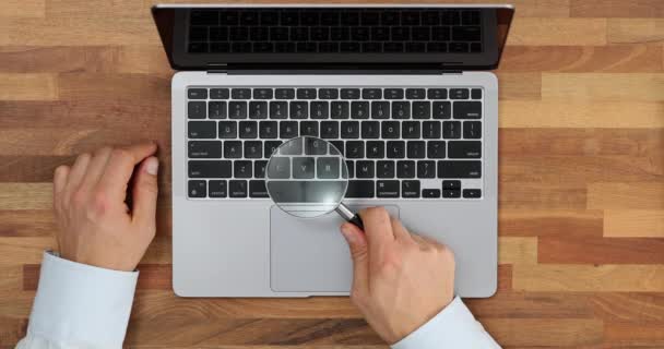 Closeup Homem Com Lupa Sobre Teclado Laptop Hacking Senha Roubo — Vídeo de Stock