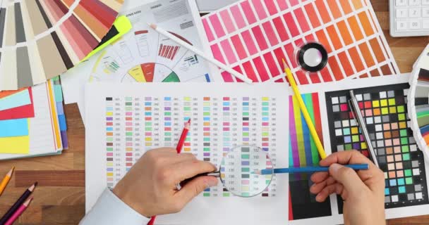 Maschio Designer Utilizza Lente Ingrandimento Alla Ricerca Colore Perfetto Progetto — Video Stock