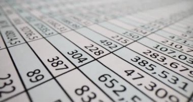 Finansal raporda birçok kişinin yer aldığı belge. Yıllık bilanço ve rapor