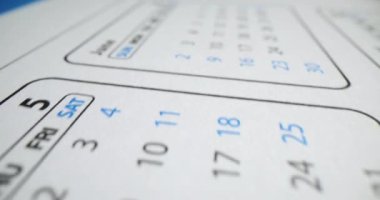Masadaki beyaz takvimin kapanışı. Gelecek planlama ve günlük rutin